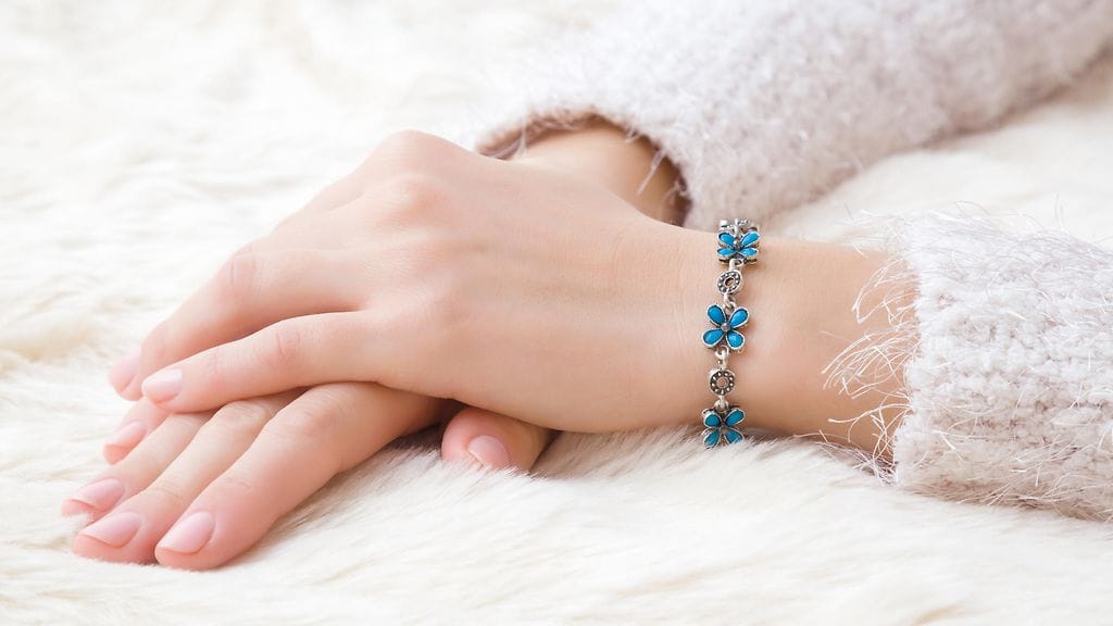 Monen naisen ranteesta löytyy pieni pisama. Kuvituskuva.