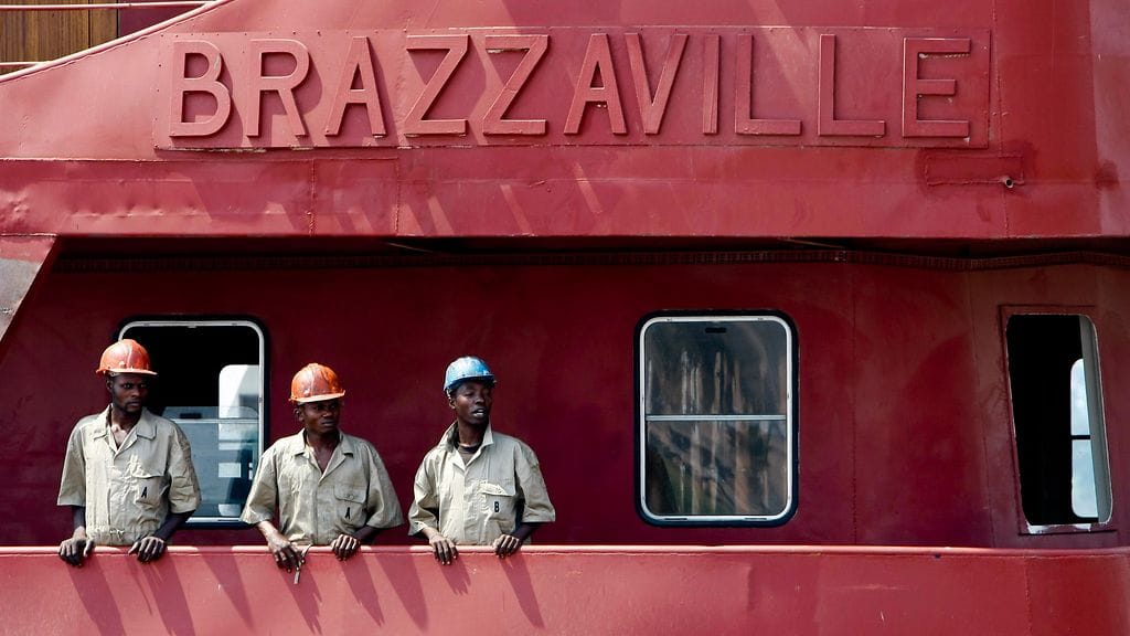 Kongolaisia laivanrakentajia Brazzavillen kaupungin satamassa. Kuvan laiva ei liity tapaukseen.