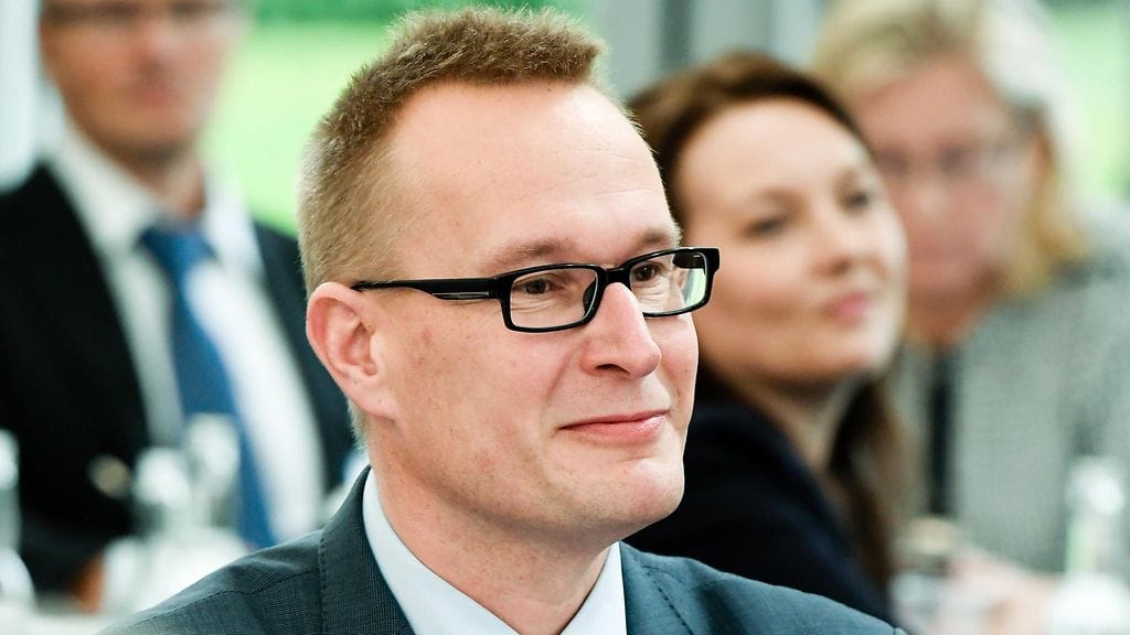 Professori Markku Jokisipilä otti vaatteet pois ja hyppäsi Turun pääkirjaston suihkulähteeseen uimaan ystävänsä kanssa. Kuva vuodelta 2017.