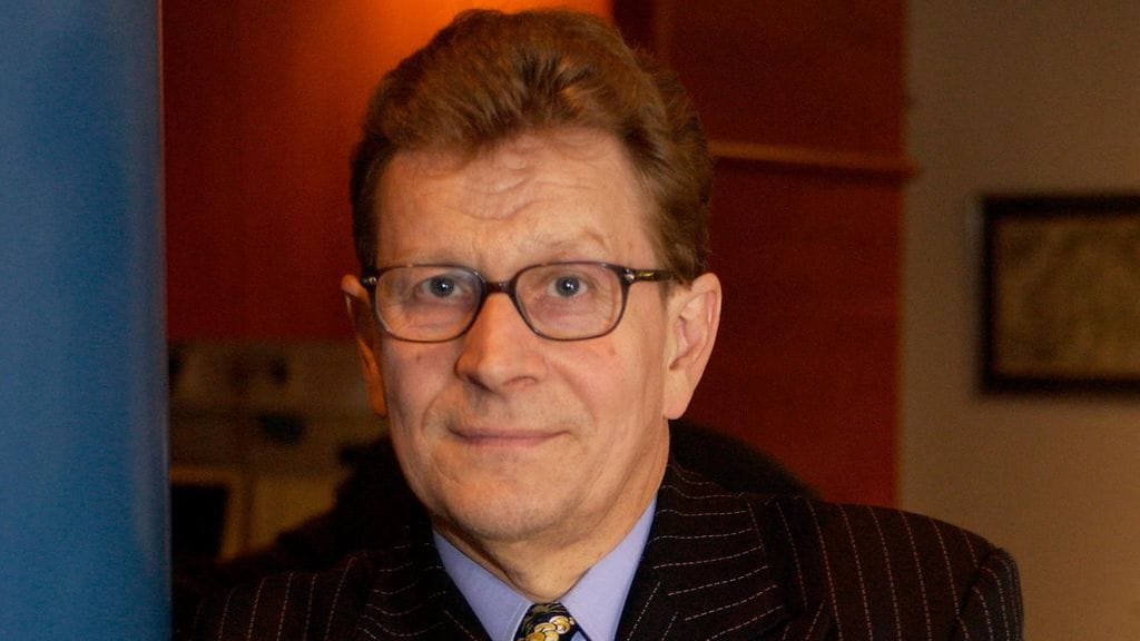 Seppo Huhta vuonna 2005. Entistä uutisankkuria ja Espoon kaupunginvaltuuston varajäsentä Seppo Huhtaa (sin.) syytetään kiihottamisesta kansanryhmää vastaan, kertoo Helsingin Sanomat.