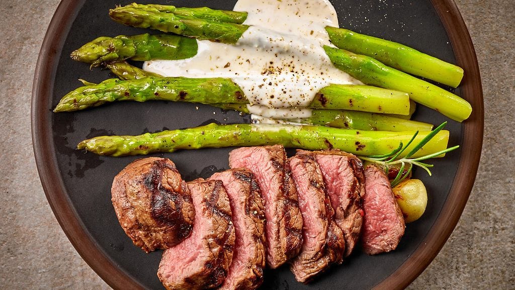 Parsa sopii myös grillattavaksi! Parsanviljelijä Virpi Karlsson kuitenkin rakastaa eniten suolalla, voilla ja sokerilla maustetussa vedessä keitettyä parsaa.