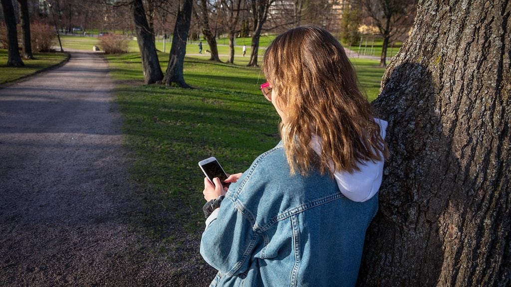 Sosiaali- ja terveysministeriön työryhmä esittää, että aikuistumisen tukea voisivat saada 18–24-vuotiaat sijaishuollossa olleet nuoret. Kuvituskuva, kuvan nuori ei liity artikkeliin.