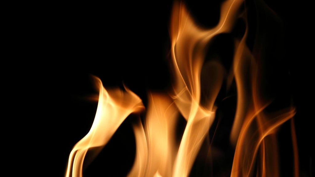 Kuvituskuva. Pelastuslaitos sammuttaa parhaillaan rajua rakennuspaloa Kouvolassa.