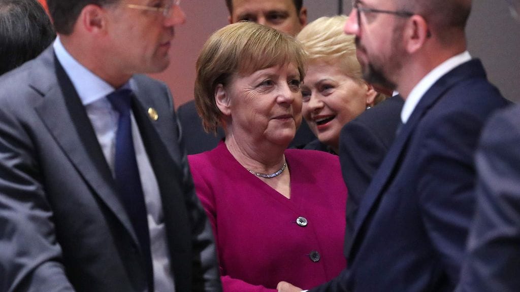 Angela Merkel vahvisti tukevansa komission puheenjohtajan tehtävään saksalaista Manfred Weberia.