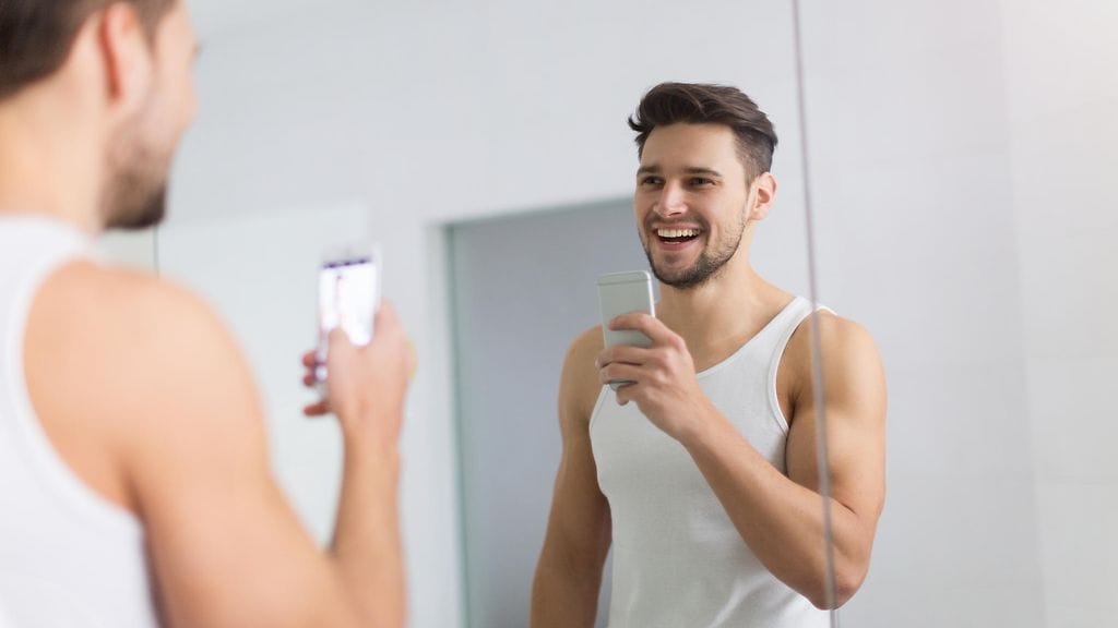 Peiliselfieen saa uutta twistiä panoramatoiminnolla. Kuvituskuva.