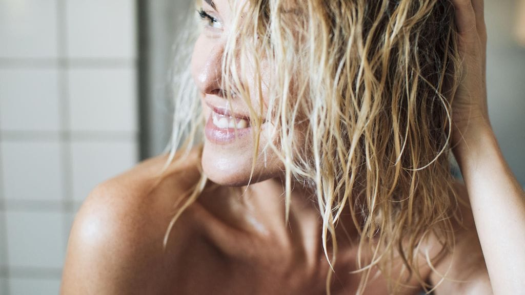 Suihkukuvan hassu ykistyiskohta naurattaa. Kuvituskuva.