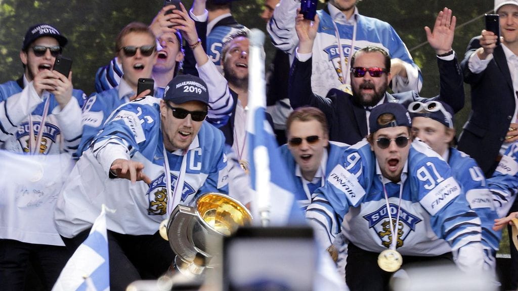 Leijonat juhlii MM-kultaa Kaisaniemessä.