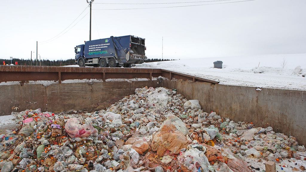 Kuvan jäteauto ei liity tapaukseen.