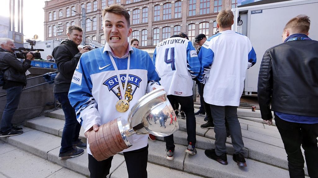 Kristian Kuusela mestaruuspokaalin kanssa Tampereella.