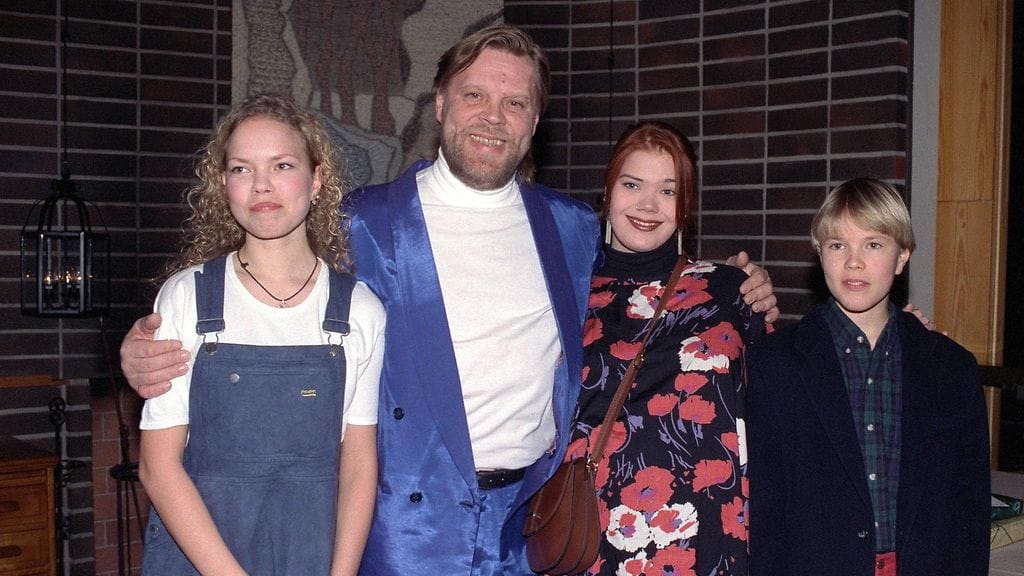 Vesa-Matti Loiri poseerasi vuonna 1996 avovaimonsa Stinan sekä Loirin edellisestä liitosta Riitta Loirin kanssa syntyneiden Jennin ja Joonaksen kanssa. Tieto Joonas Loirin kuolemasta tuli julkisuuten eilen.