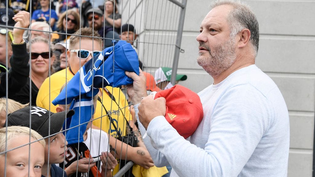 Esa Tikkanen jakamassa nimmareita kannattajille.