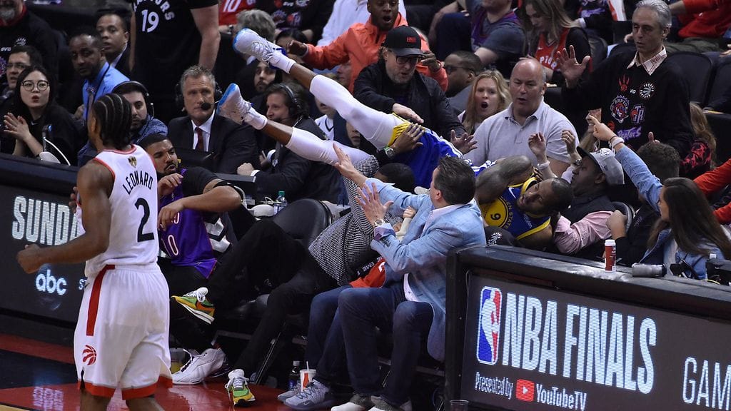 Andre Iguodala lensi tyylikkäästi katsomoon NBA:n avausfinaalissa.