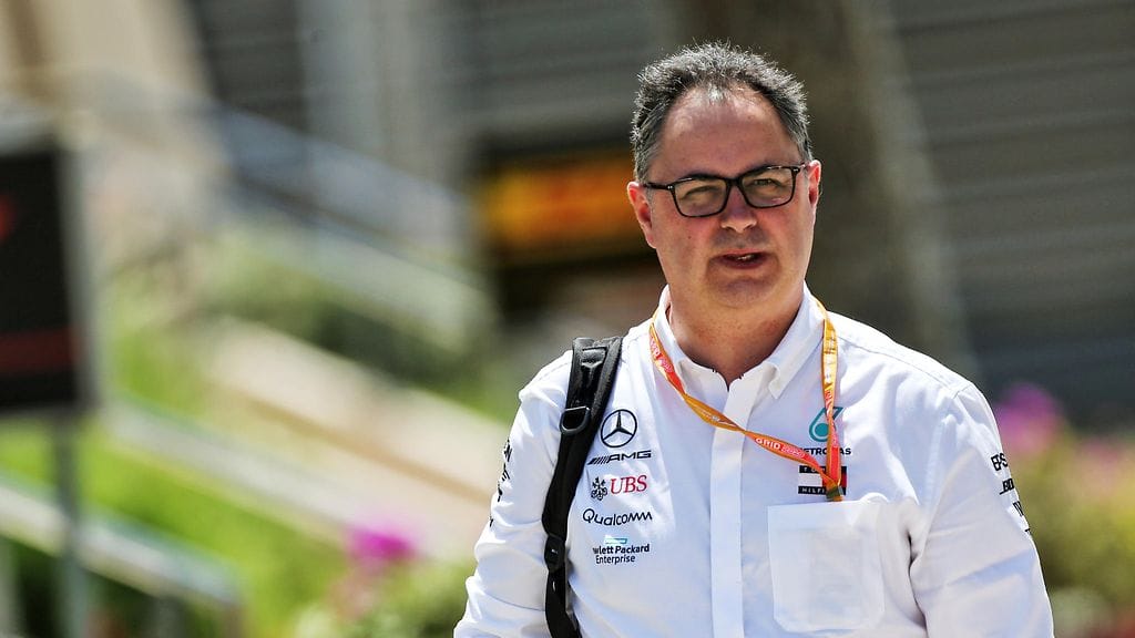 Mercedeksen urheilupäällikkö Ron Meadows paljasti, että Niki Lauda halusi laittaa Red Bullin autoon Mercedeksen moottorin.