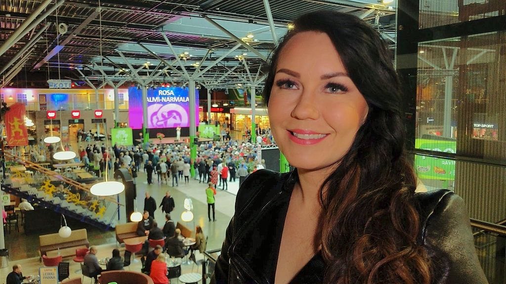 Saija Tuupanen on tanssilavaesiintymisen konkari.