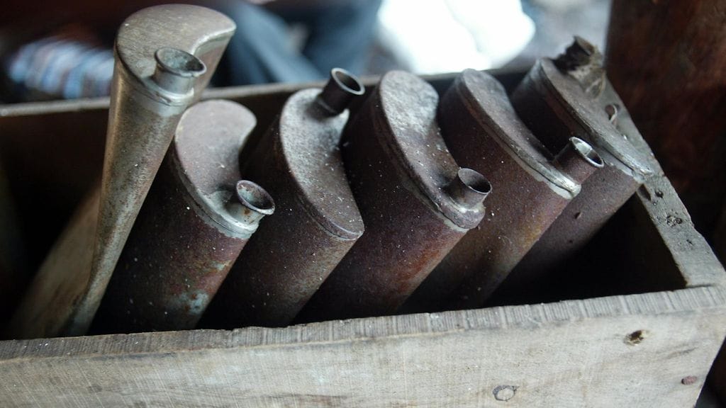 Salakuljetuksessa käytettyjä pirtupulloja Rymättylän Herrankukkarossa.