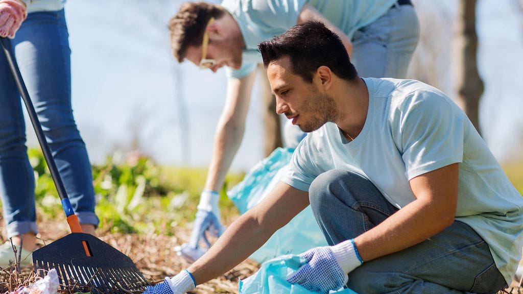 Hyvän tekeminen voi piristää seksielämää. Kuvituskuva.