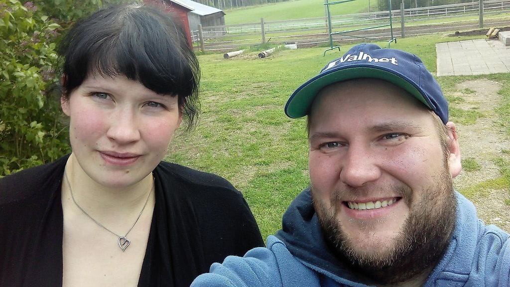 Tiina ja Antti Moisio kotitilallaan Kivijärvellä. Tiina-vaimo on ollut tärkeä tuki Antin sairastaessa.