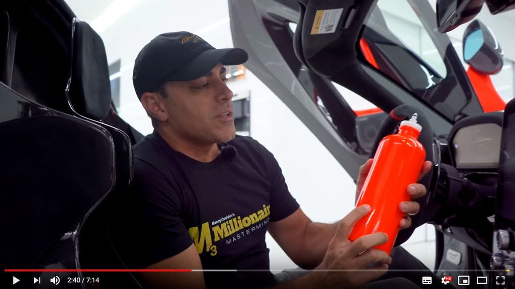 Manny Khoshbin esittelee McLaren Sennan juomapulloa.