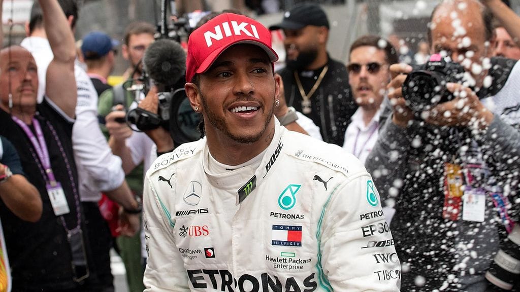 Lewis Hamilton vihjailee pitkällä jatkamisella formula ykkösillä.