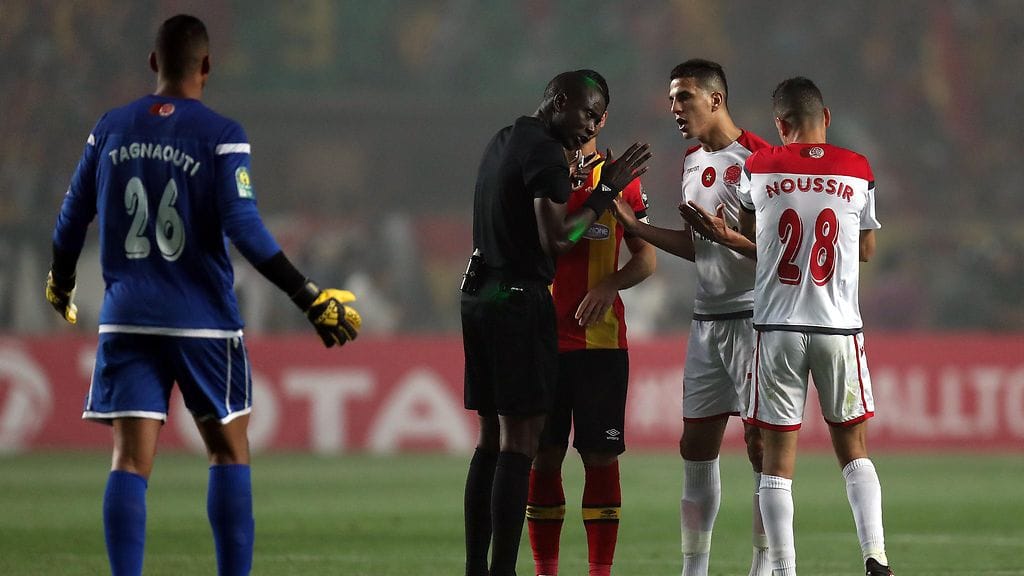 Wydadin pelaajat (oik.) keskustelivat kiivaasti tuomarin kanssa.