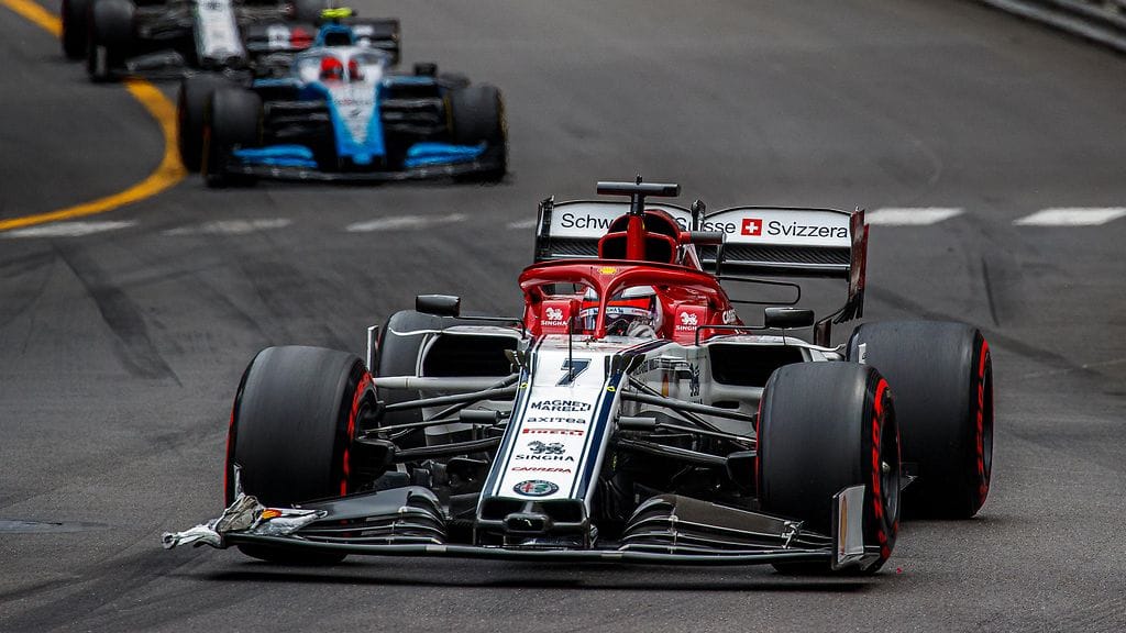 Kimi Räikkönen on ollut alkukaudella tallikaveriaan Antonio Giovinazzia edellä.