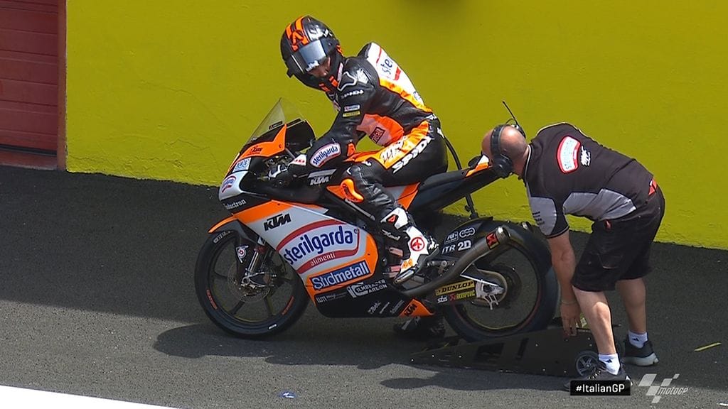 Aron Canet sai käynnistysapua CIP Green Power -tallin työntekijältä.