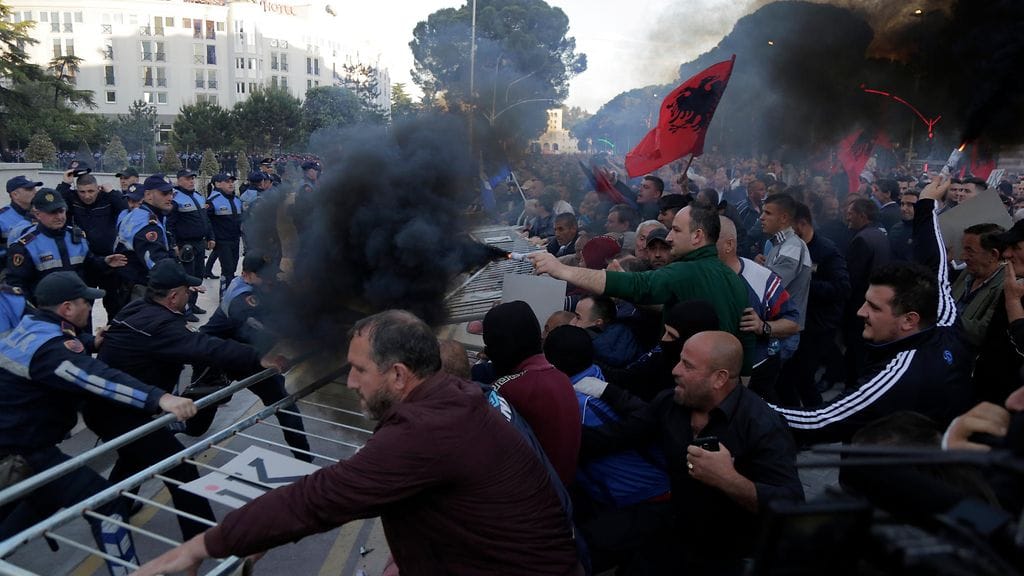 Albaniassa osoitettiin mieltä viime kesäkuussa, kun opposition kannattajat vaativat pääministeri Edi Raman eroa ja ennenaikaisia vaaleja.