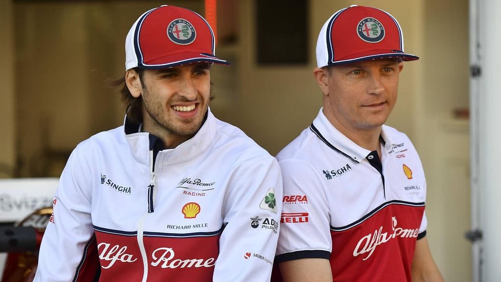 Kimi Räikkönen ja Antonio Giovinazzi kilvoittelivat vesiskoottereilla.