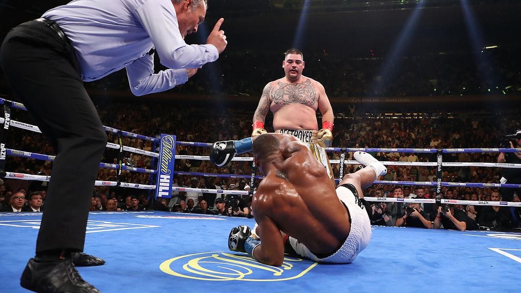 Amdy Ruiz (taka-alalla) tyrmäsi Anthony Joshuan (matossa etualalla) raskaansarjan maailmanmestaruusottelussa.