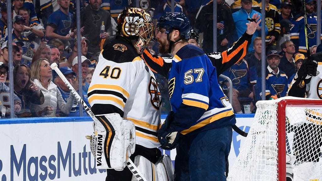 Boston Bruinsin suomalaisvahti Tuukka Rask (vasemmalla) ja St. Louis Bluesin David Perron (oikealla) kävivät kiihkeän sananvaihdon yön NHL-finaalissa.
