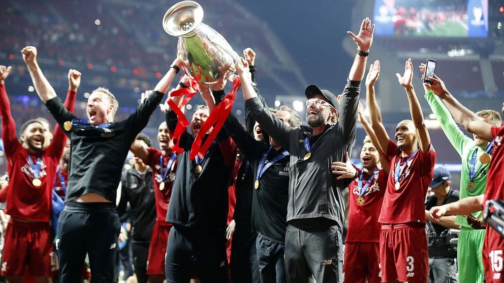 Klopp juhli Mestarien liigan voittoa yhdessä joukkueen kanssa.