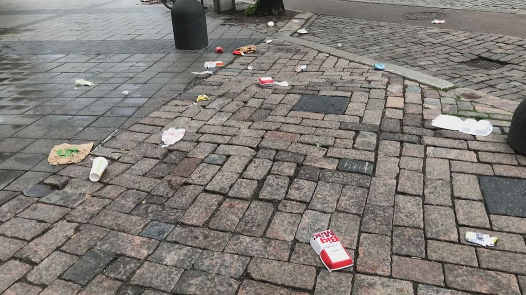 Kolea sää hieman hillitsi juhlintaa, mutta muoviroskaa, lasipulloja ja pizzalaatikoita löytyi pitkin Helsinkiä.