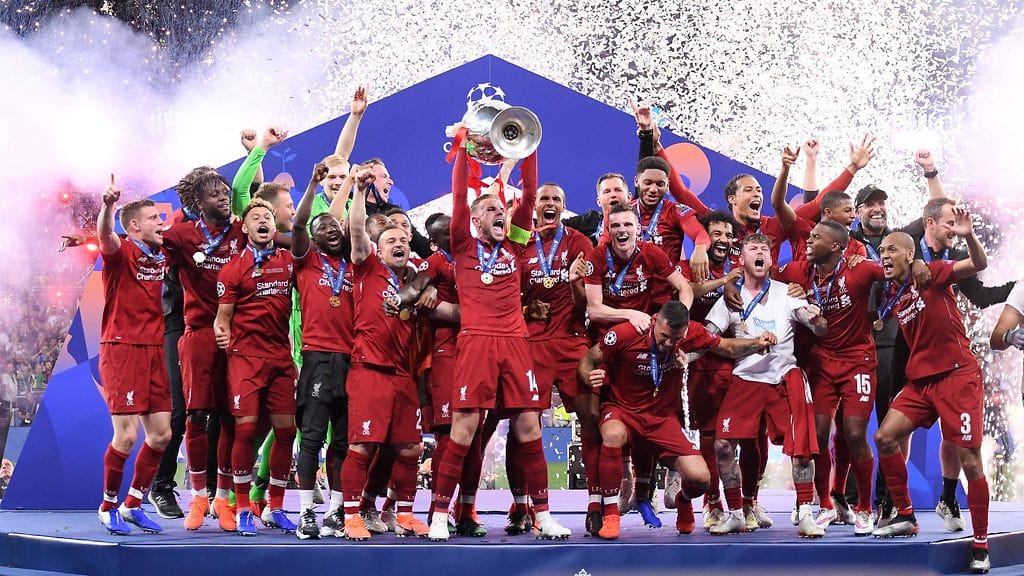 Kapteeni Jordan Henderson nosti Mestarien liigan voittopokaalin.