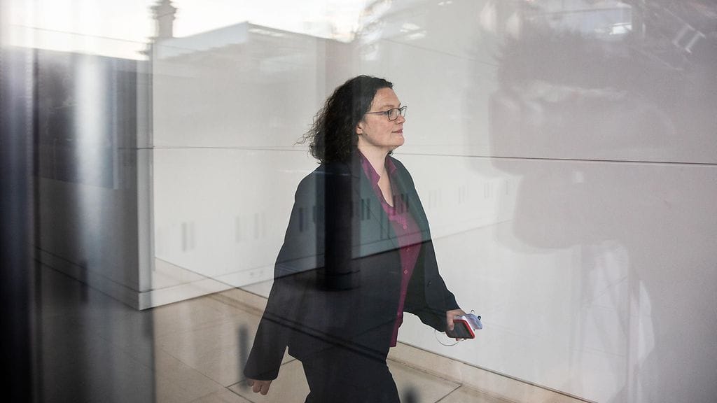 Nahles, joka oli myös puolueen ensimmäinen naispuheenjohtaja, ehti johtaa Saksan sosiaalidemokraatteja vasta hieman yli vuoden.