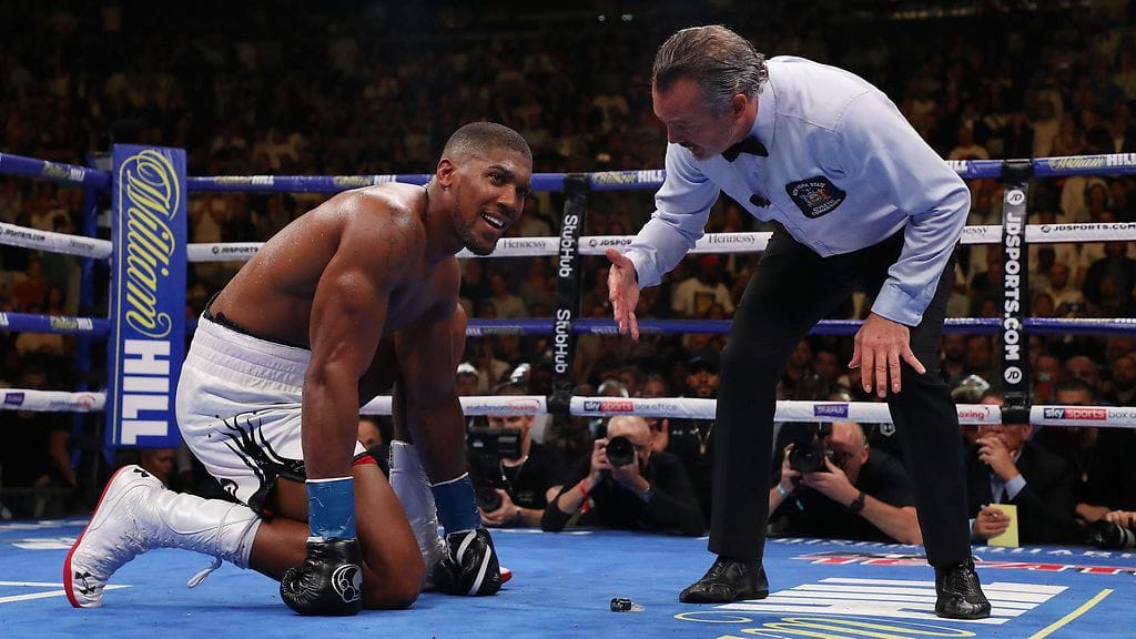 Anthony Joshua (vasemmalla) tiputettiin lattiaan nyrkkeilyn raskaansarjan maailmanmestaruusottelussa.