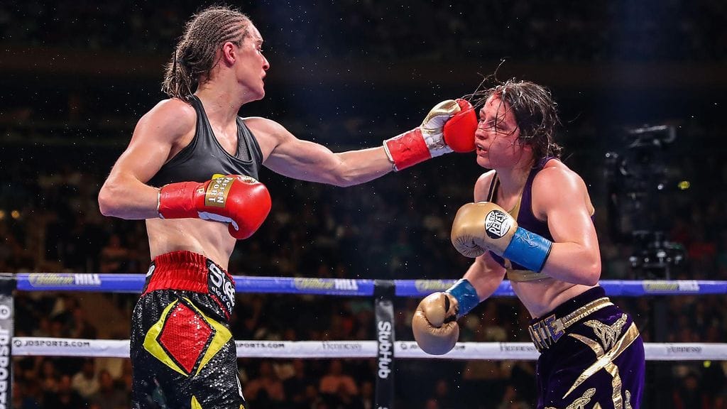 Delfine Persoon (vas.) antoi hurjan vastuksen Katie Taylorille.