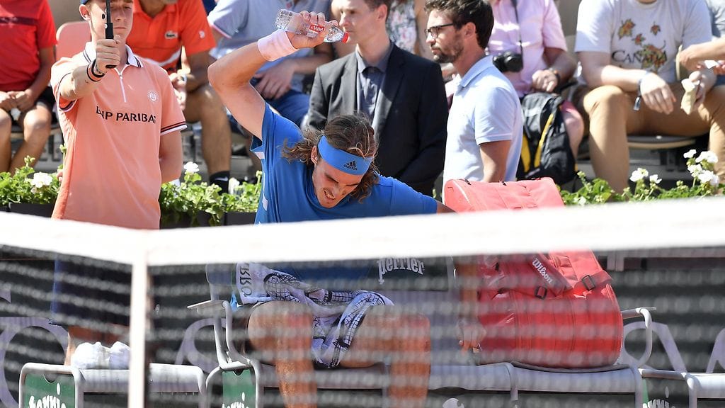 Stefanos Tsitsipas menetti malttinsa sunnuntain ottelussa.