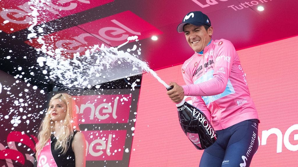 Richard Carapaz pääsi suihkuttamaan voittajan kuohuvaa.