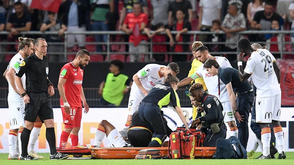 Lensin Steven Fortes loukkaantui ikävästi sunnuntaisessa karsintaottelussa.