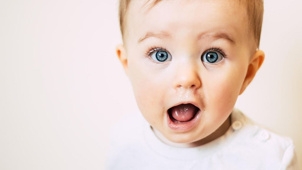 Pikkulapsen suussa oleva jälki huolestutti äidin. Kuvituskuva.