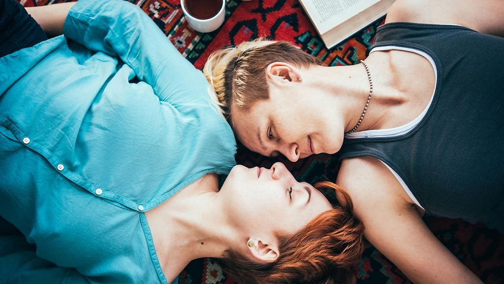 Yleensä tie todelliseen seksuaalisuuteen aukeaa toisella kahdesta tavasta. Joko selittämätön ahdistus kasvaa liian suureksi, tai ihminen ihastuu tai rakastuu samaa sukupuolta olevaan.
Kuvituskuva.