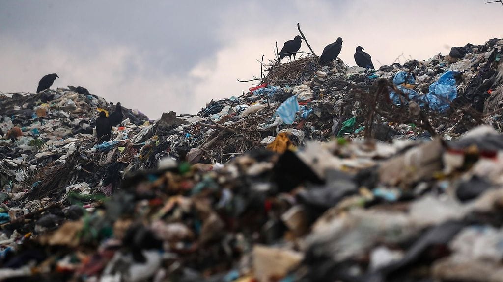 Selvityksen mukaan suomalaiset vastaajat lähtevät pienentämään hiilijalanjälkeään ensisijaisesti lajittelemalla jätteensä. Kuvituskuvassa kaatopaikka.
