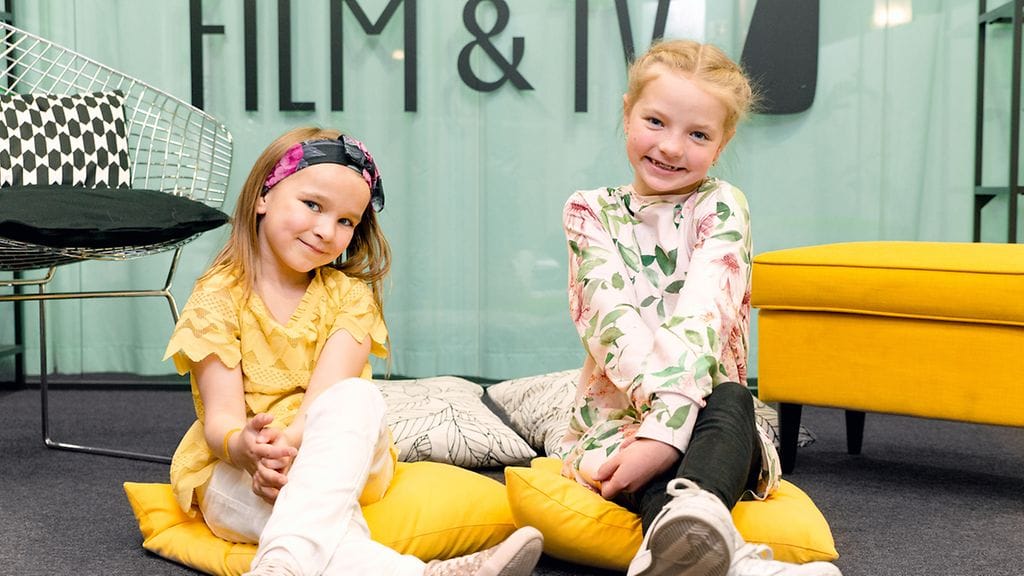 Matilda Pirttikangas (Vilttitossu) ja Emelia Levy (Heinähattu) ovat uuden Heinähattu, Vilttitossu ja ärhäkkä koululainen -elokuvan tähdet.