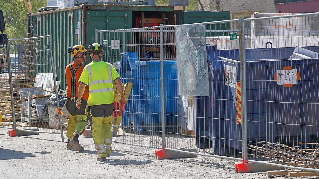 Rakennustyömaan aita paiskautui tyttöä päin Kuopiossa. Kuva ei liity tapaukseen, sillä se on otettu Joensuussa keväällä 2018.