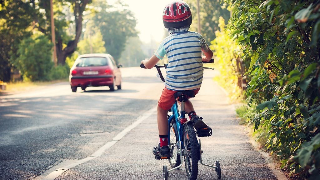 Kypärän käyttö pyöräillessä suojaa lapsen päätä ja vähentää vakavien päävammojen riskiä. Kuvituskuva.