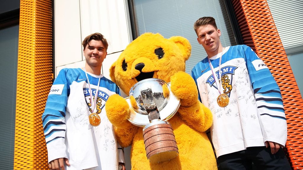 Kultaa voittaneet Leijonat Jere Sallinen ja Oliwer Kaski eivät ota paineita uudesta roolistaan esikuvana.