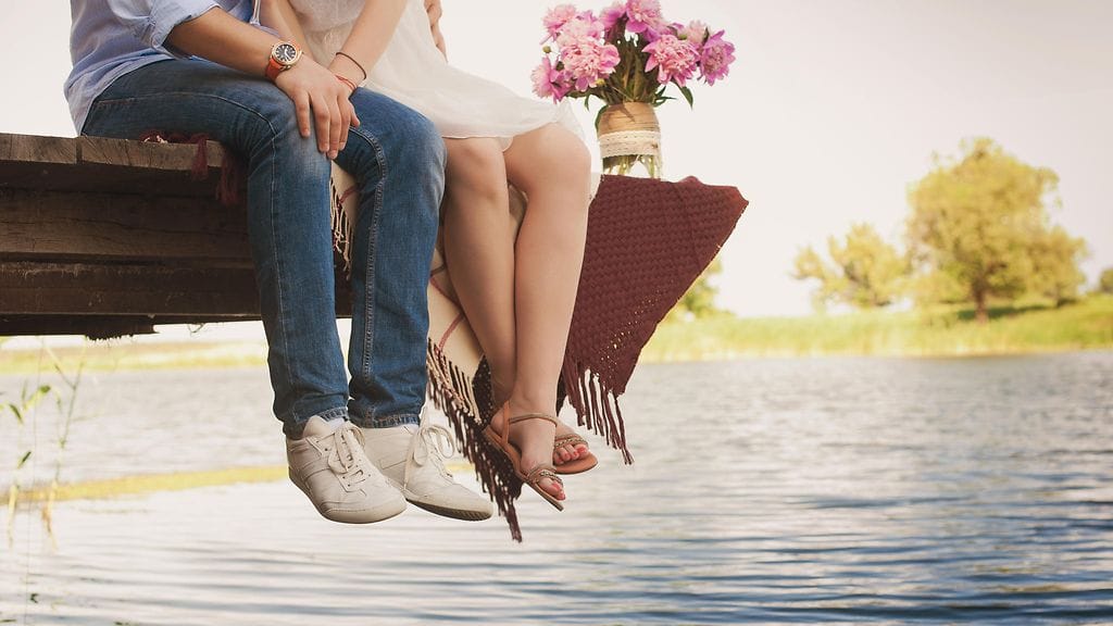 Kesäsuhteen molempien osapuolien on oltava samalla aaltopituudella siitä, mitä suhteelta toivoo. Kuvituskuva.