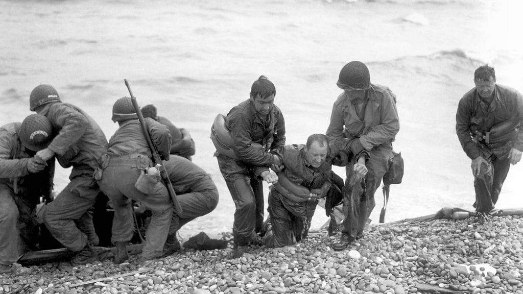 Haavoittuneita yhdysvaltalaissotilaita autettiin Normandian maihinousussa 6. kesäkuuta 1944.