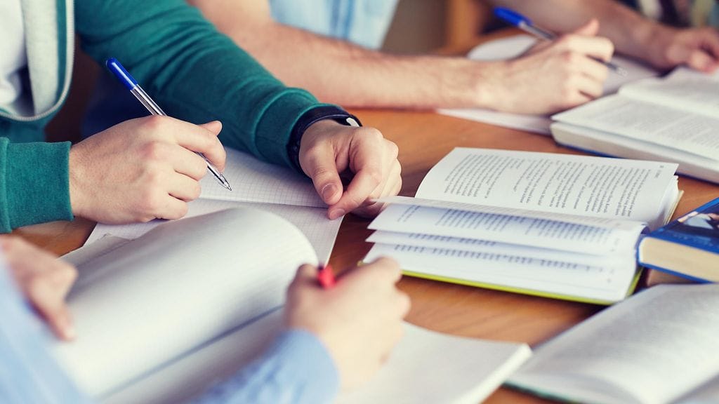 Korkea koulutuksen tiedetään olevan yhteydessä pienentyneeseen riskiin sairastua sydän- ja verisuonitauteihin. Kuvituskuva.