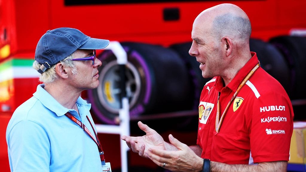 Jacques Villeneuve juttusilla Ferrarin suorituskyvystä vastaavana insinöörin Jock Clearin kanssa.